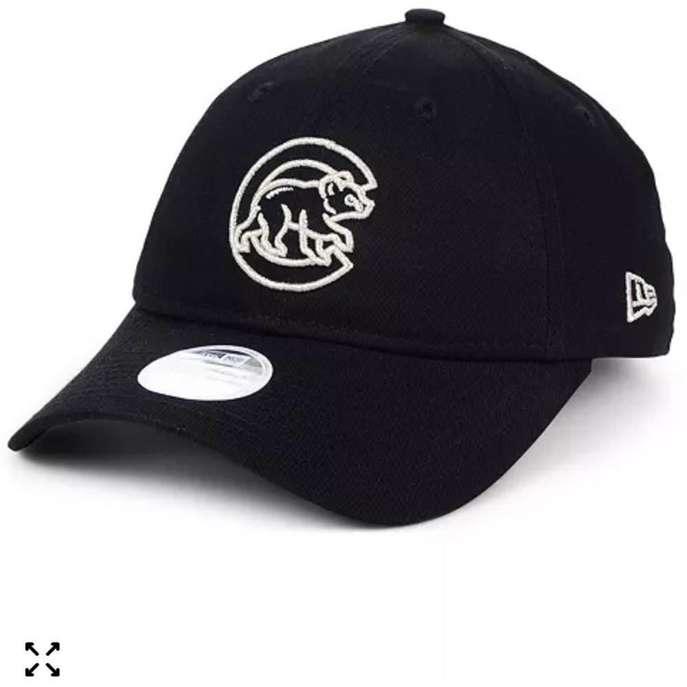 BUNDLE OF 2: Cubs Chicago New Era Black Cap with Bear Emblem + crop top medium